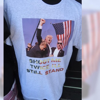 Laris Manis, Potret Kaos Gambar Penembakan Trump Dijual di Mana-Mana
