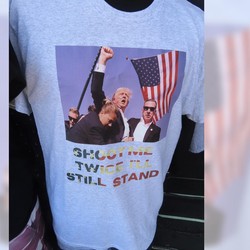 Laris Manis, Potret Kaos Gambar Penembakan Trump Dijual di Mana-Mana
