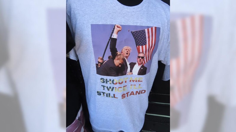 T-shirt yang merujuk pada penembakan mantan Presiden Donald Trump terjual dengan cepat di trotoar di Wildwood, N.J. pada tanggal 15 Juli 2024, kurang dari 48 jam setelah kejadian tersebut. (AP Photo/Wayne Parry)