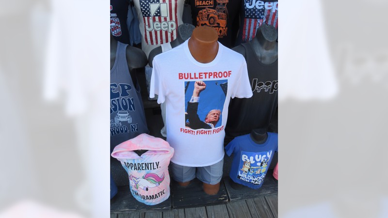 T-shirt yang merujuk pada penembakan mantan Presiden Donald Trump terjual dengan cepat di trotoar di Wildwood, N.J. pada tanggal 15 Juli 2024, kurang dari 48 jam setelah kejadian tersebut. (AP Photo/Wayne Parry)