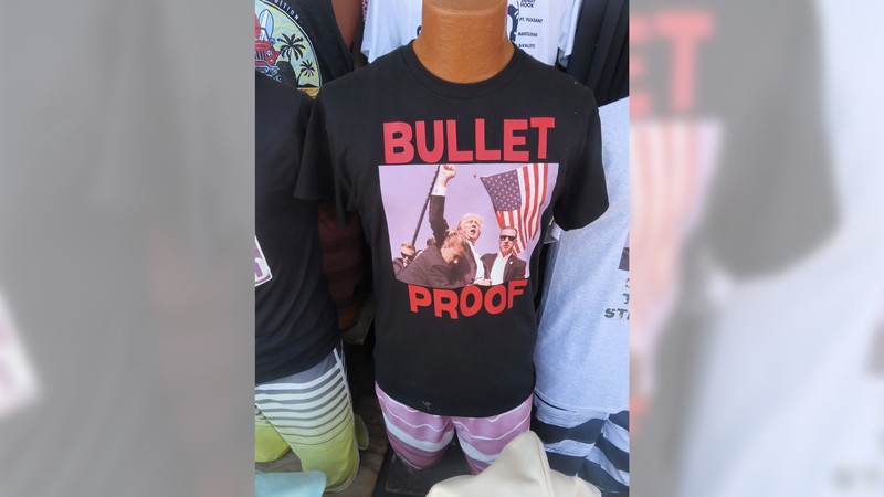 T-shirt yang merujuk pada penembakan mantan Presiden Donald Trump terjual dengan cepat di trotoar di Wildwood, N.J. pada tanggal 15 Juli 2024, kurang dari 48 jam setelah kejadian tersebut. T-shirt yang merujuk pada penembakan mantan Presiden Donald Trump terjual dengan cepat di trotoar di Wildwood, N.J. pada tanggal 15 Juli 2024, kurang dari 48 jam setelah kejadian tersebut. (AP Photo/Wayne Parry)