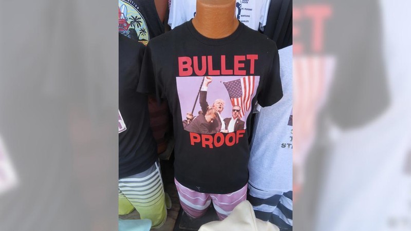 T-shirt yang merujuk pada penembakan mantan Presiden Donald Trump terjual dengan cepat di trotoar di Wildwood, N.J. pada tanggal 15 Juli 2024, kurang dari 48 jam setelah kejadian tersebut. (AP Photo/Wayne Parry)