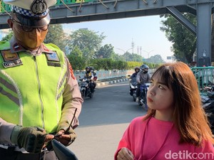 Wanita Ini Telepon Abangnya Minta Foto STNK Saat Kena Razia di Pasar Minggu