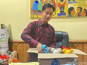 Resmi Mundur, Gibran Kemasi Action Figure-Tamiya dari Balai Kota Solo