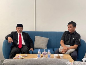 Walkot Tanjungbalai Waris Thalib Sambangi Kantor detikSumut