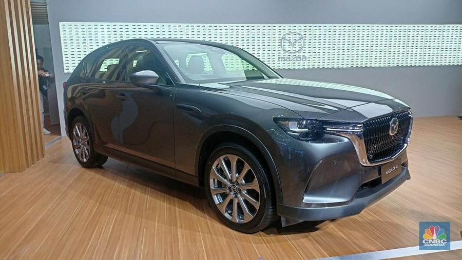 Ajang Gaikindo Indonesia International Auto Show (GIIAS) 2024 melahirkan banyak mobil baru. Pabrikan asal Jepang Mazda meluncurkan SUV premium Mazda CX-60 dengan edisi baru yaitu Mazda CX-60 Pro (2.5L AWD), Rabu (17/7/2024). (CNBC Indonesia/Ferry Sandi)
