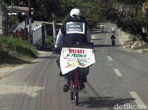 Kisah Ardia Mahasiswi di Majene Bersepeda Jualan Buah demi Biaya Kuliah