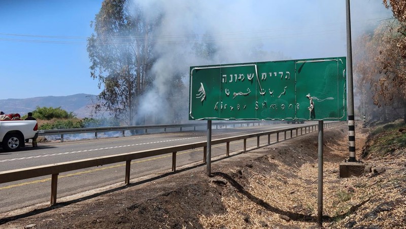 Asap mengepul menyusul serangan Israel di desa Kfar Kila di Lebanon selatan pada 16 Juli 2024, di tengah berlanjutnya ketegangan di perbatasan Lebanon-Israel. (AFP/RABIH DAHER)