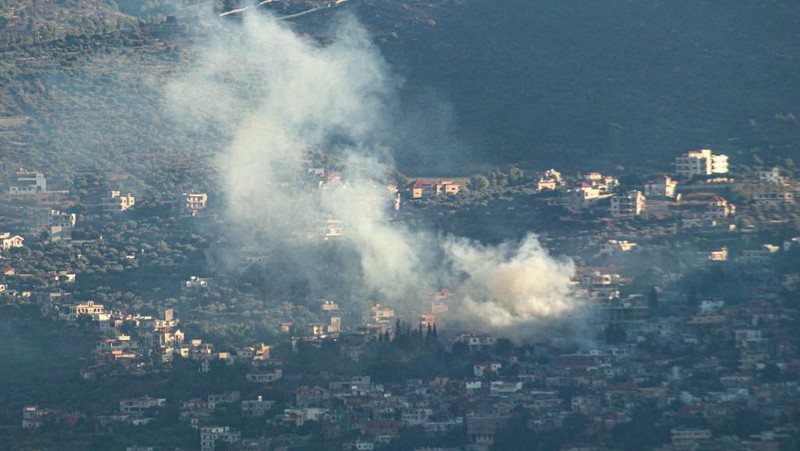 Asap mengepul menyusul serangan Israel di desa Kfar Kila di Lebanon selatan pada 16 Juli 2024, di tengah berlanjutnya ketegangan di perbatasan Lebanon-Israel. (AFP/RABIH DAHER)