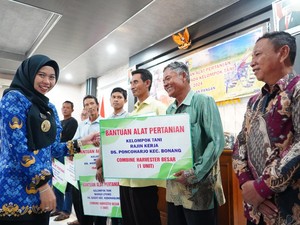Salurkan Bantuan Alsintan, Bupati Eistianah Dorong Petani Makin Produktif