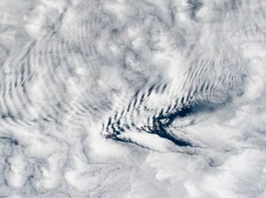 Foto dari Antariksa Tampilkan Riak Awan Menakjubkan