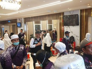 Garuda Delay Lagi, Ratusan Jemaah di Bandara Dipaksa Balik ke Hotel