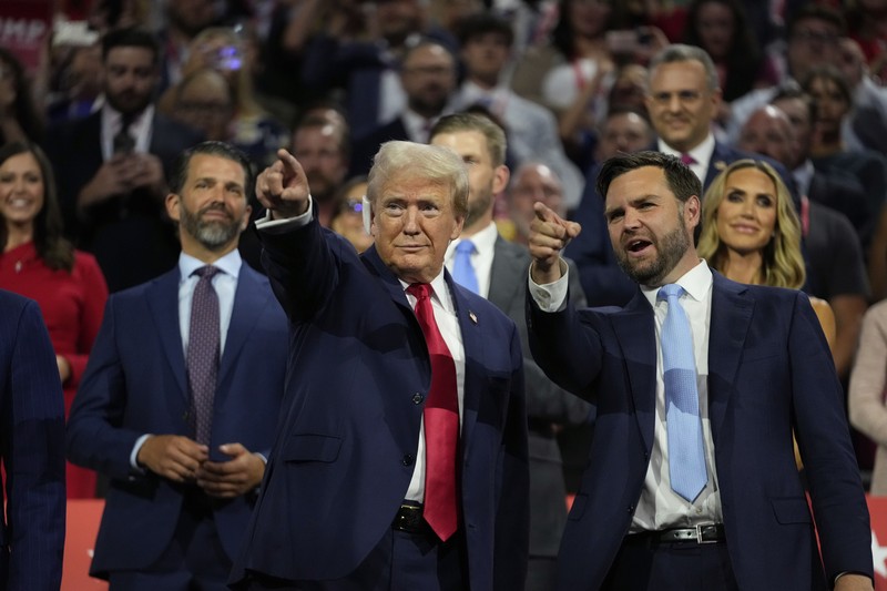 Kandidat presiden dari Partai Republik mantan Presiden Donald Trump tampil bersama calon wakil presiden JD Vance, R-Ohio, pada Konvensi Nasional Partai Republik Senin, 15 Juli 2024, di Milwaukee. Kandidat presiden dari Partai Republik mantan Presiden Donald Trump tampil bersama calon wakil presiden JD Vance, R-Ohio, pada Konvensi Nasional Partai Republik Senin, 15 Juli 2024, di Milwaukee. (AP Photo/Paul Sancya)