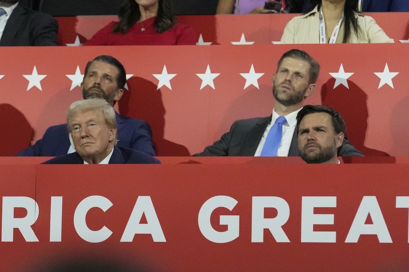 Kandidat presiden dari Partai Republik mantan Presiden Donald Trump tampil bersama calon wakil presiden JD Vance, R-Ohio, pada Konvensi Nasional Partai Republik Senin, 15 Juli 2024, di Milwaukee. Kandidat presiden dari Partai Republik mantan Presiden Donald Trump tampil bersama calon wakil presiden JD Vance, R-Ohio, pada Konvensi Nasional Partai Republik Senin, 15 Juli 2024, di Milwaukee. (AP Photo/Paul Sancya)