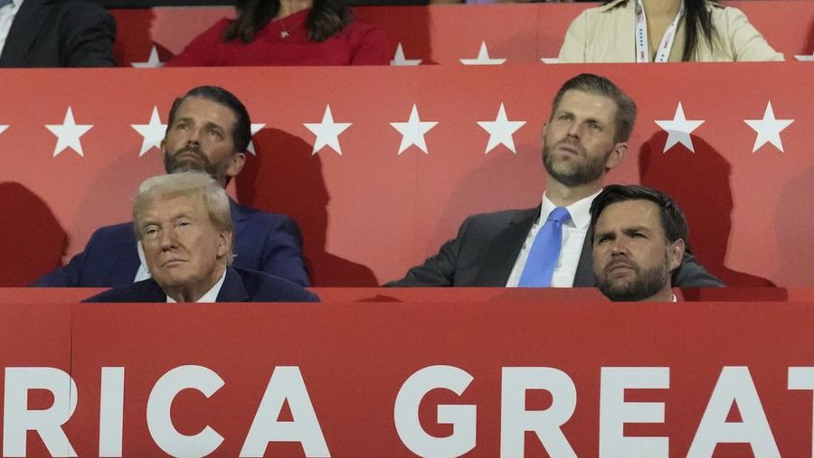 Kandidat presiden dari Partai Republik mantan Presiden Donald Trump tampil bersama calon wakil presiden JD Vance, R-Ohio, pada Konvensi Nasional Partai Republik Senin, 15 Juli 2024, di Milwaukee. (AP Photo/Paul Sancya)