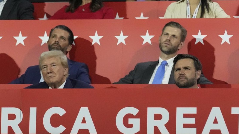 Kandidat presiden dari Partai Republik mantan Presiden Donald Trump tampil bersama calon wakil presiden JD Vance, R-Ohio, pada Konvensi Nasional Partai Republik Senin, 15 Juli 2024, di Milwaukee. (AP Photo/Paul Sancya)