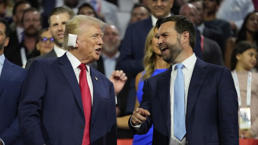 Kandidat presiden dari Partai Republik mantan Presiden Donald Trump tampil bersama calon wakil presiden JD Vance, R-Ohio, pada Konvensi Nasional Partai Republik Senin, 15 Juli 2024, di Milwaukee. (AP Photo/Paul Sancya)