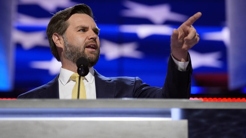Kandidat presiden dari Partai Republik mantan Presiden Donald Trump tampil bersama calon wakil presiden JD Vance, R-Ohio, pada Konvensi Nasional Partai Republik Senin, 15 Juli 2024, di Milwaukee. (AP Photo/Paul Sancya)