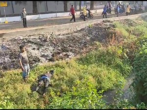 Laka Beruntun di Legundi Gresik, 2 Orang Terpental Masuk Sungai, 1 Tewas