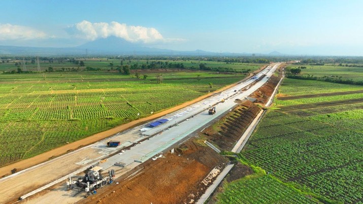 Kementerian PUPR bersama BUJT dan PT Jasamarga Probolinggo Banyuwangi terus mempercepat penyelesaian pembangunan Jalan Tol Probolinggo - Banyuwangi secara bertahap yang dimulai dari Tahap 1 dari Gending hingga ke Besuki sepanjang 49,7 Km. (Dok. bpjt)