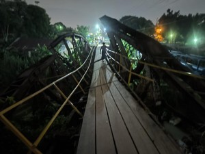 Jembatan di Sungai Deli Medan Ambruk Saat Dilalui Anak Sekolah