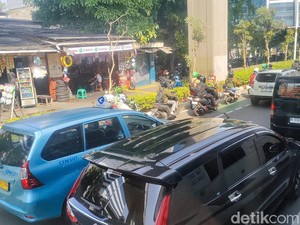 Lalin Jalan Gatot Subroto Arah Kuningan Jaksel Macet