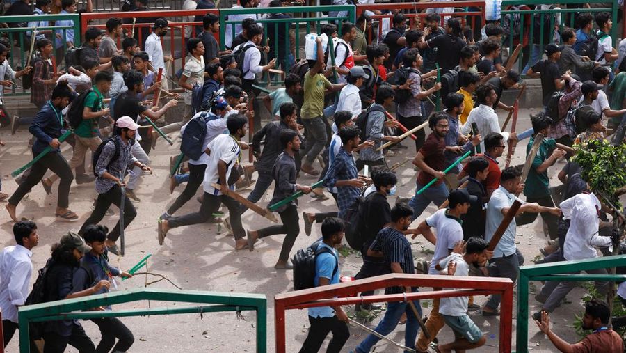 Liga Chhatra Bangladesh, sayap mahasiswa dari partai berkuasa Liga Awami Bangladesh, dan pengunjuk rasa anti-kuota terlibat bentrokan di kawasan Dhaka College, di Dhaka, Bangladesh, 16 Juli 2024. (REUTERS/Mohammad Ponir Hossain)