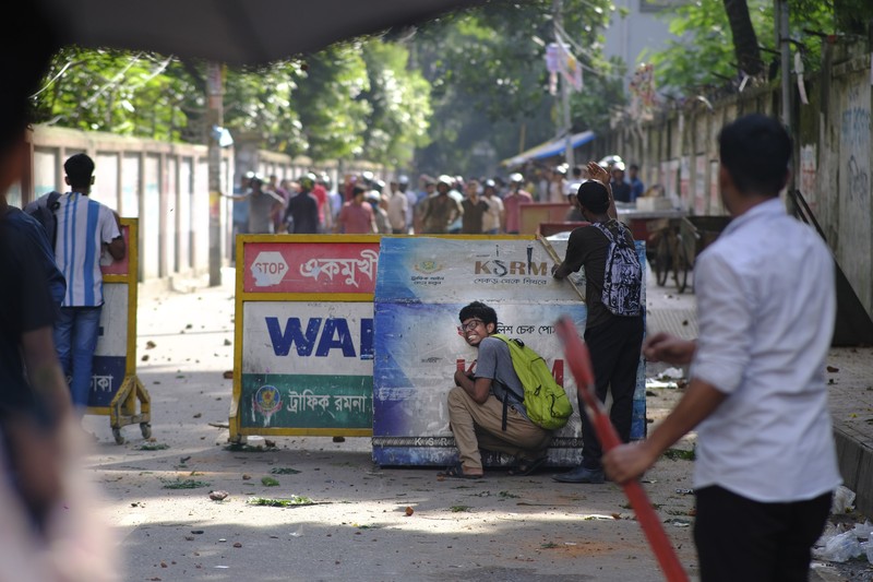 Aktivis mahasiswa mendorong barikade polisi selama unjuk rasa sebelum mereka menyerahkan memorandum mereka kepada Presiden mengenai reformasi kuota untuk pekerjaan pegawai negeri, di Dhaka pada 14 Juli 2024. Aktivis mahasiswa mendorong barikade polisi selama unjuk rasa sebelum mereka menyerahkan memorandum mereka kepada Presiden mengenai reformasi kuota untuk pekerjaan pegawai negeri, di Dhaka pada 14 Juli 2024. (Photo by MUNIR UZ ZAMAN / AFP)