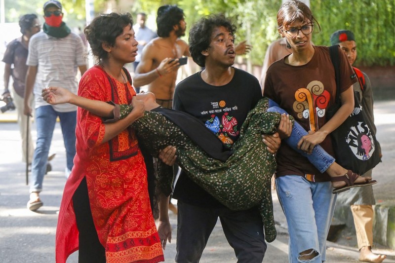 Aktivis mahasiswa mendorong barikade polisi selama unjuk rasa sebelum mereka menyerahkan memorandum mereka kepada Presiden mengenai reformasi kuota untuk pekerjaan pegawai negeri, di Dhaka pada 14 Juli 2024. Aktivis mahasiswa mendorong barikade polisi selama unjuk rasa sebelum mereka menyerahkan memorandum mereka kepada Presiden mengenai reformasi kuota untuk pekerjaan pegawai negeri, di Dhaka pada 14 Juli 2024. (Photo by MUNIR UZ ZAMAN / AFP)