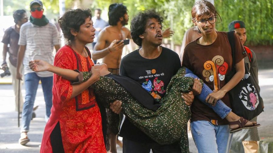 Aktivis mahasiswa mendorong barikade polisi selama unjuk rasa sebelum mereka menyerahkan memorandum mereka kepada Presiden mengenai reformasi kuota untuk pekerjaan pegawai negeri, di Dhaka pada 14 Juli 2024. (Photo by MUNIR UZ ZAMAN / AFP)
