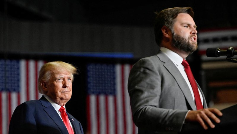 Kandidat presiden dari Partai Republik mantan Presiden Donald Trump tampil bersama calon wakil presiden JD Vance, R-Ohio, pada Konvensi Nasional Partai Republik Senin, 15 Juli 2024, di Milwaukee. (AP Photo/Paul Sancya)