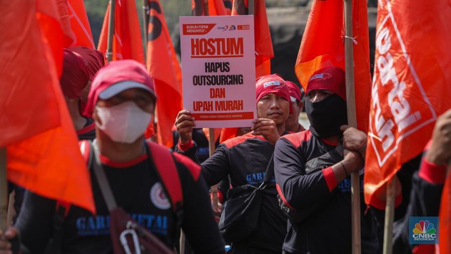Massa buruh menggelar aksi unjuk rasa di kawasan Patung Kuda Arjuna Wijaya, Jakarta, Rabu (17/7/2024). (CNBC Indonesia/Faisal Rahman)