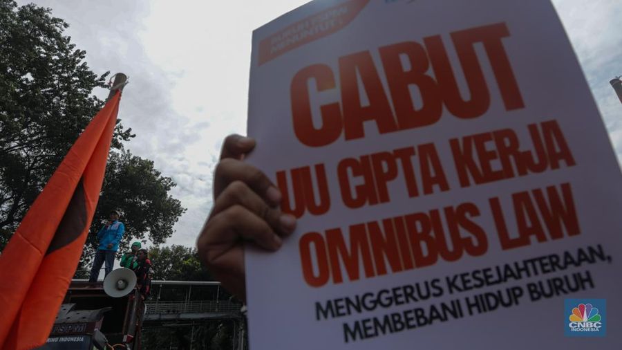 Massa buruh menggelar aksi unjuk rasa di kawasan Patung Kuda Arjuna Wijaya, Jalan Merdeka Barat, Jakarta, Rabu (17/7/2024). (վ/Faisal Rahman)