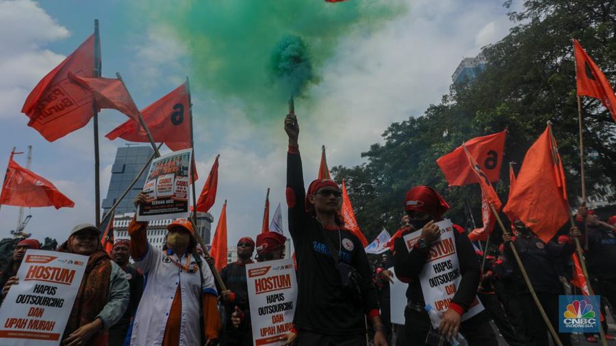 Massa buruh menggelar aksi unjuk rasa di kawasan Patung Kuda Arjuna Wijaya, Jalan Merdeka Barat, Jakarta, Rabu (17/7/2024). (CNBC Indonesia/Faisal Rahman)
