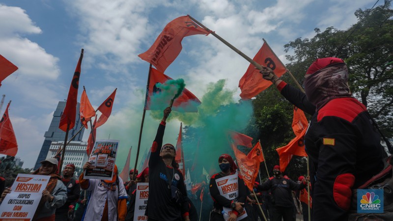 Massa buruh menggelar aksi unjuk rasa di kawasan Patung Kuda Arjuna Wijaya, Jalan Merdeka Barat, Jakarta, Rabu (17/7/2024). (CNBC Indonesia/Faisal Rahman) Massa buruh menggelar aksi unjuk rasa di kawasan Patung Kuda Arjuna Wijaya, Jalan Merdeka Barat, Jakarta, Rabu (17/7/2024). (CNBC Indonesia/Faisal Rahman)