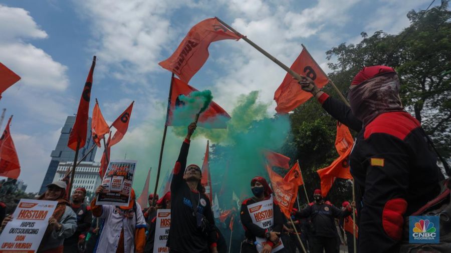 Massa buruh menggelar aksi unjuk rasa di kawasan Patung Kuda Arjuna Wijaya, Jalan Merdeka Barat, Jakarta, Rabu (17/7/2024). (CNBC Indonesia/Faisal Rahman)