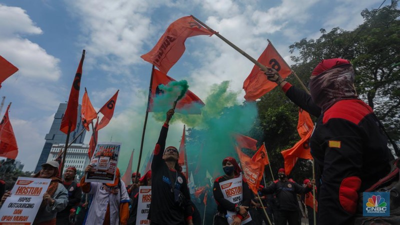 Massa buruh menggelar aksi unjuk rasa di kawasan Patung Kuda Arjuna Wijaya, Jalan Merdeka Barat, Jakarta, Rabu (17/7/2024). (CNBC Indonesia/Faisal Rahman)