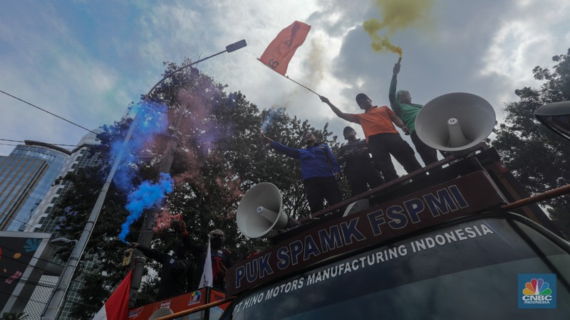 Massa buruh menggelar aksi unjuk rasa di kawasan Patung Kuda Arjuna Wijaya, Jalan Merdeka Barat, Jakarta, Rabu (17/7/2024). (CNBC Indonesia/Faisal Rahman) Massa buruh menggelar aksi unjuk rasa di kawasan Patung Kuda Arjuna Wijaya, Jalan Merdeka Barat, Jakarta, Rabu (17/7/2024). (CNBC Indonesia/Faisal Rahman)