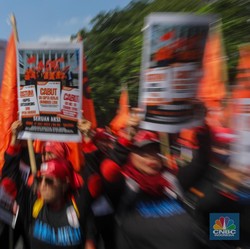 Detik-Detik Buruh Kepung Patung Kuda, Akses Jalan Lumpuh Total