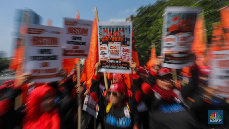 Massa buruh menggelar aksi unjuk rasa di kawasan Patung Kuda Arjuna Wijaya, Jalan Merdeka Barat, Jakarta, Rabu (17/7/2024). (CNBC Indonesia/Faisal Rahman)