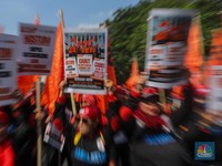 Detik-Detik Buruh Kepung Patung Kuda, Akses Jalan Lumpuh Total