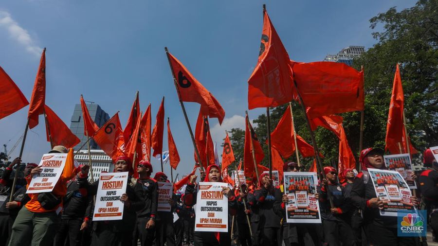 Massa buruh menggelar aksi unjuk rasa di kawasan Patung Kuda Arjuna Wijaya, Jalan Merdeka Barat, Jakarta, Rabu (17/7/2024). (CNBC Indonesia/Faisal Rahman)
