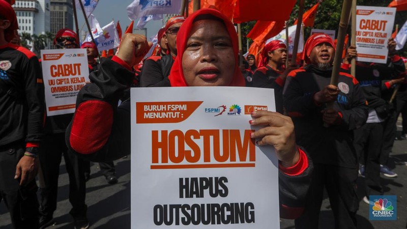 Massa buruh menggelar aksi unjuk rasa di kawasan Patung Kuda Arjuna Wijaya, Jalan Merdeka Barat, Jakarta, Rabu (17/7/2024). (CNBC Indonesia/Faisal Rahman)