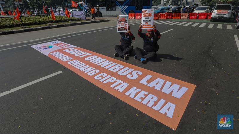 Massa buruh menggelar aksi unjuk rasa di kawasan Patung Kuda Arjuna Wijaya, Jalan Merdeka Barat, Jakarta, Rabu (17/7/2024). (CNBC Indonesia/Faisal Rahman)