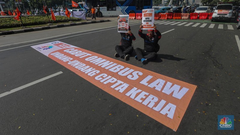 Massa buruh menggelar aksi unjuk rasa di kawasan Patung Kuda Arjuna Wijaya, Jalan Merdeka Barat, Jakarta, Rabu (17/7/2024). (CNBC Indonesia/Faisal Rahman)