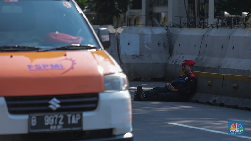 Massa buruh yang menggelar aksi demo mulai terlihat di kawasan Patung Kuda Arjuna Wijaya, Jakarta, Rabu (17/7/2024). Imbas adanya aksi demo tersebut ruas jalan dari arah Patung Kuda menuju jalan Merdeka Barat telah ditutup oleh barier beton. Massa buruh yang menggelar aksi demo mulai terlihat di kawasan Patung Kuda Arjuna Wijaya, Jakarta, Rabu (17/7/2024). Imbas adanya aksi demo tersebut ruas jalan dari arah Patung Kuda menuju jalan Merdeka Barat telah ditutup oleh barier beton. (CNBC Indonesia/Faisal Rahman)