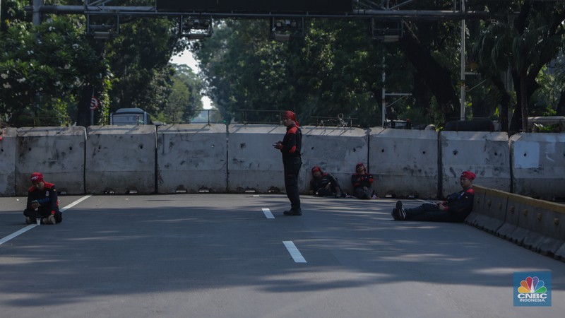 Massa buruh yang menggelar aksi demo mulai terlihat di kawasan Patung Kuda Arjuna Wijaya, Jakarta, Rabu (17/7/2024). Imbas adanya aksi demo tersebut ruas jalan dari arah Patung Kuda menuju jalan Merdeka Barat telah ditutup oleh barier beton. Massa buruh yang menggelar aksi demo mulai terlihat di kawasan Patung Kuda Arjuna Wijaya, Jakarta, Rabu (17/7/2024). Imbas adanya aksi demo tersebut ruas jalan dari arah Patung Kuda menuju jalan Merdeka Barat telah ditutup oleh barier beton. (CNBC Indonesia/Faisal Rahman)