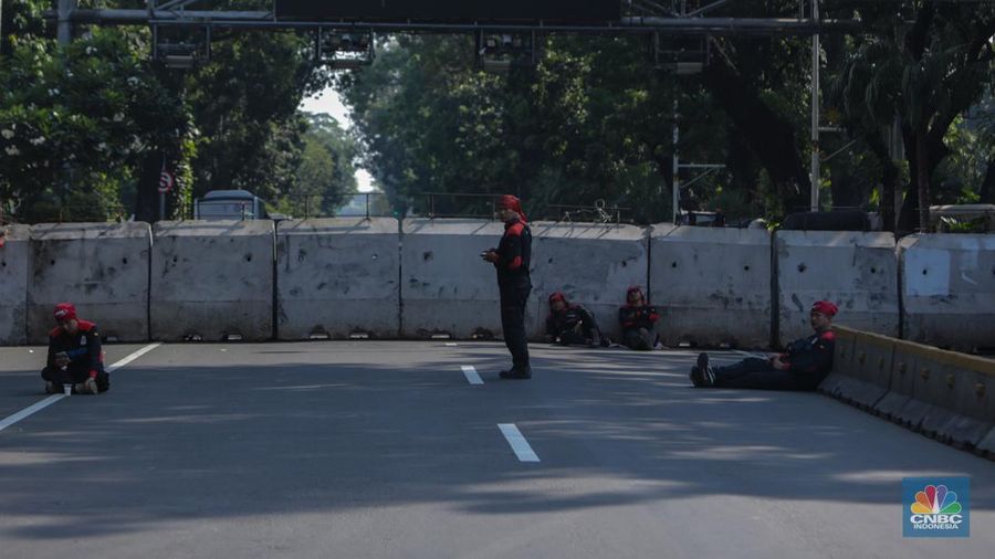 Massa buruh yang menggelar aksi demo mulai terlihat di kawasan Patung Kuda Arjuna Wijaya, Jakarta, Rabu (17/7/2024). Imbas adanya aksi demo tersebut ruas jalan dari arah Patung Kuda menuju jalan Merdeka Barat telah ditutup oleh barier beton. (CNBC Indonesia/Faisal Rahman)