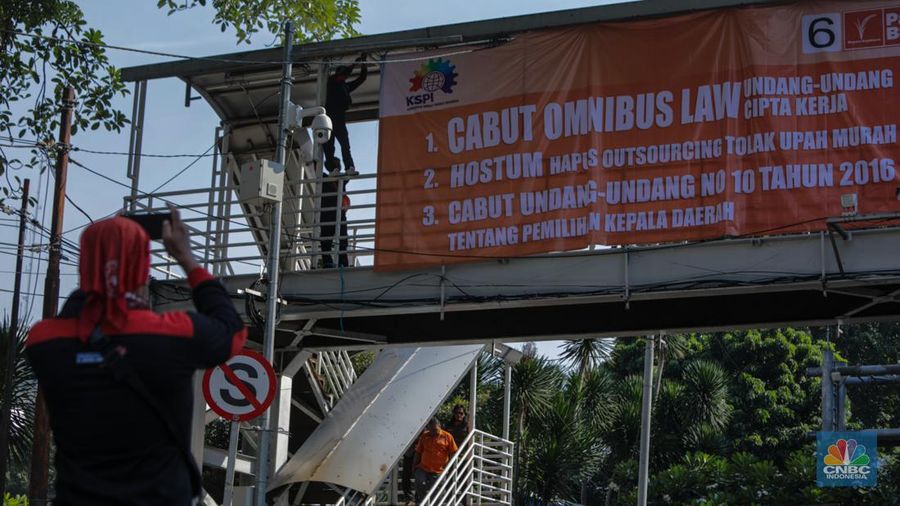 Massa buruh yang menggelar aksi demo mulai terlihat di kawasan Patung Kuda Arjuna Wijaya, Jakarta, Rabu (17/7/2024). Imbas adanya aksi demo tersebut ruas jalan dari arah Patung Kuda menuju jalan Merdeka Barat telah ditutup oleh barier beton. (CNBC Indonesia/Faisal Rahman)