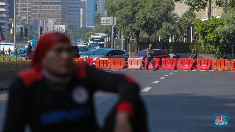 Massa buruh yang menggelar aksi demo mulai terlihat di kawasan Patung Kuda Arjuna Wijaya, Jakarta, Rabu (17/7/2024). Imbas adanya aksi demo tersebut ruas jalan dari arah Patung Kuda menuju jalan Merdeka Barat telah ditutup oleh barier beton. Massa buruh yang menggelar aksi demo mulai terlihat di kawasan Patung Kuda Arjuna Wijaya, Jakarta, Rabu (17/7/2024). Imbas adanya aksi demo tersebut ruas jalan dari arah Patung Kuda menuju jalan Merdeka Barat telah ditutup oleh barier beton. (CNBC Indonesia/Faisal Rahman)